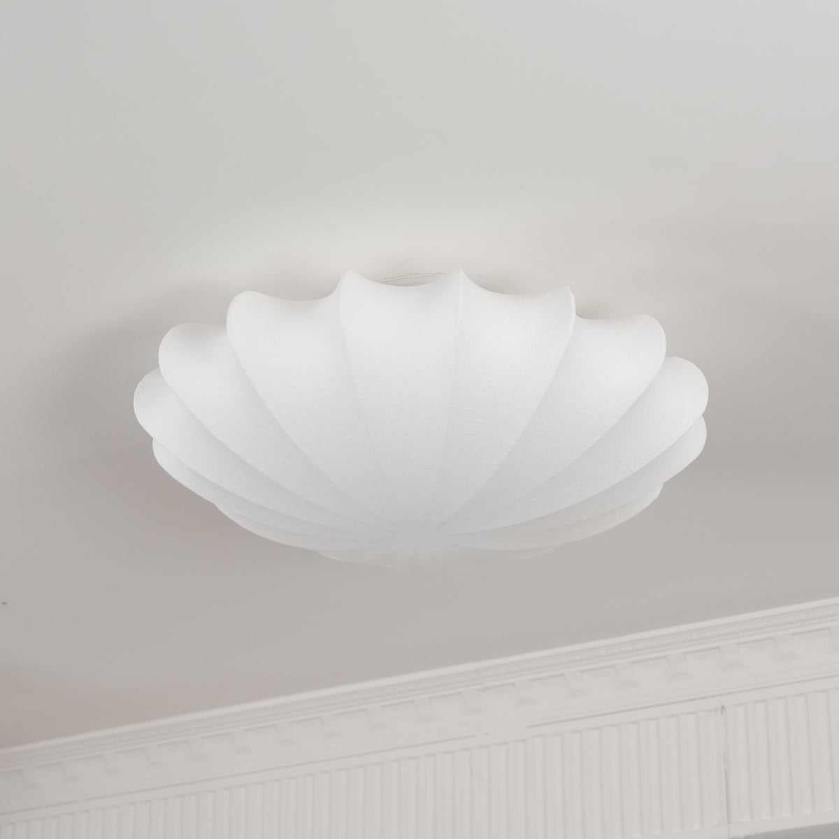 Blan loftslampe med muslingeskal i enkel stil