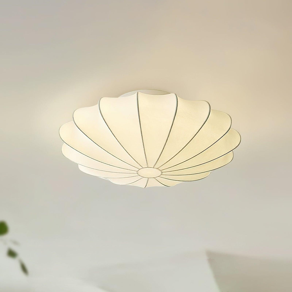 Blan loftslampe med muslingeskal i enkel stil
