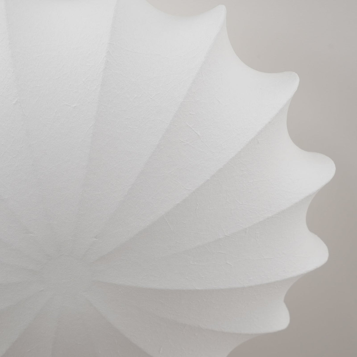 Blan loftslampe med muslingeskal i enkel stil