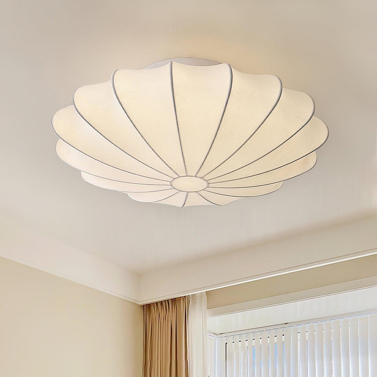Blan loftslampe med muslingeskal i enkel stil
