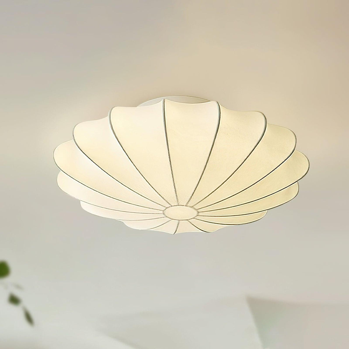 Blan loftslampe med muslingeskal i enkel stil