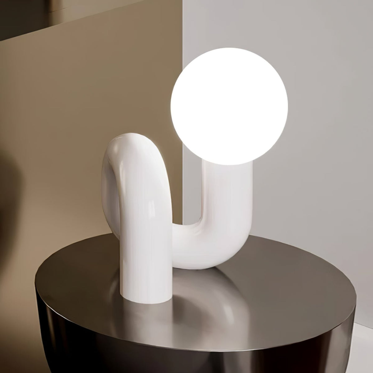 Soreeon lampa lekfull N-form helt vit