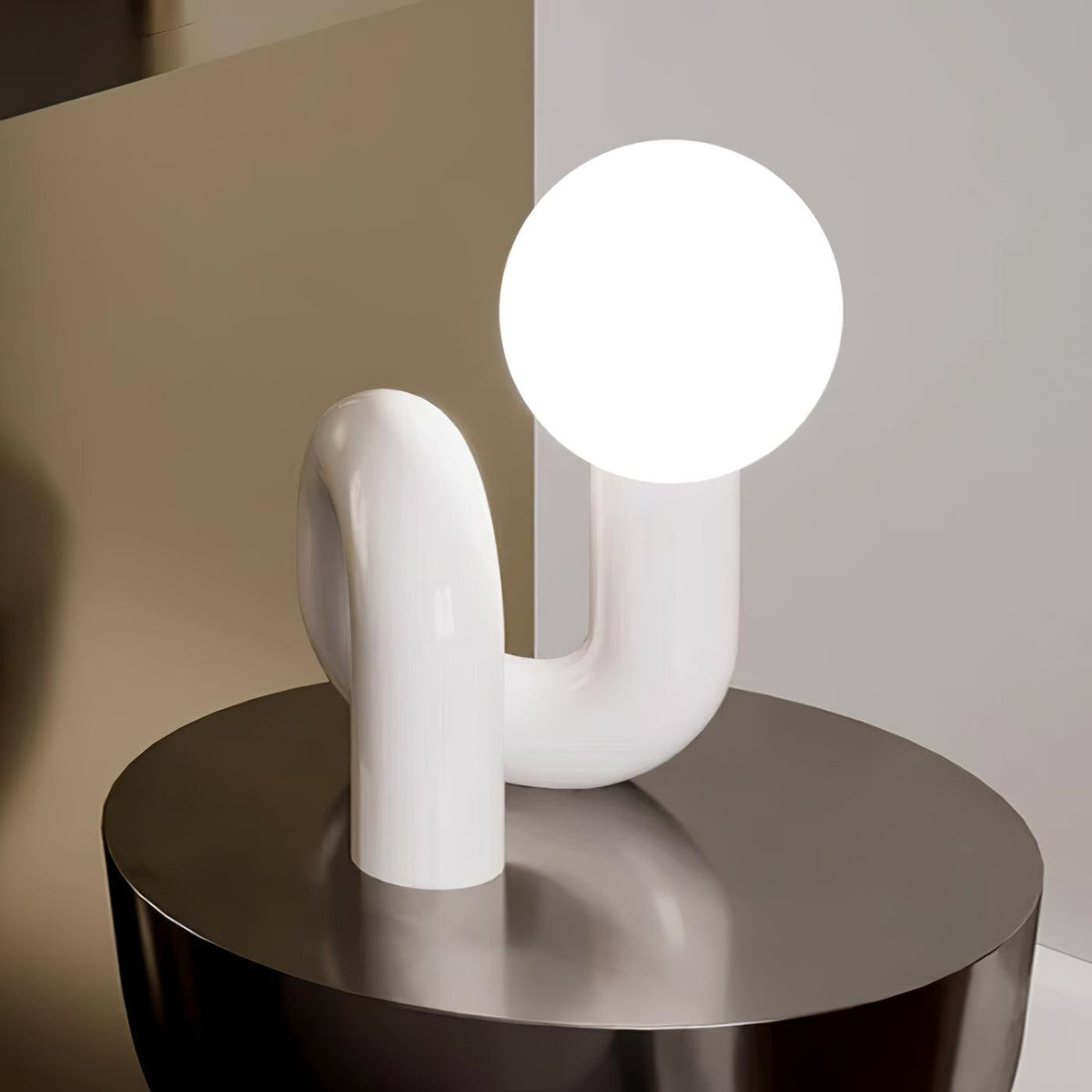 Soreeon lampa lekfull N-form helt vit