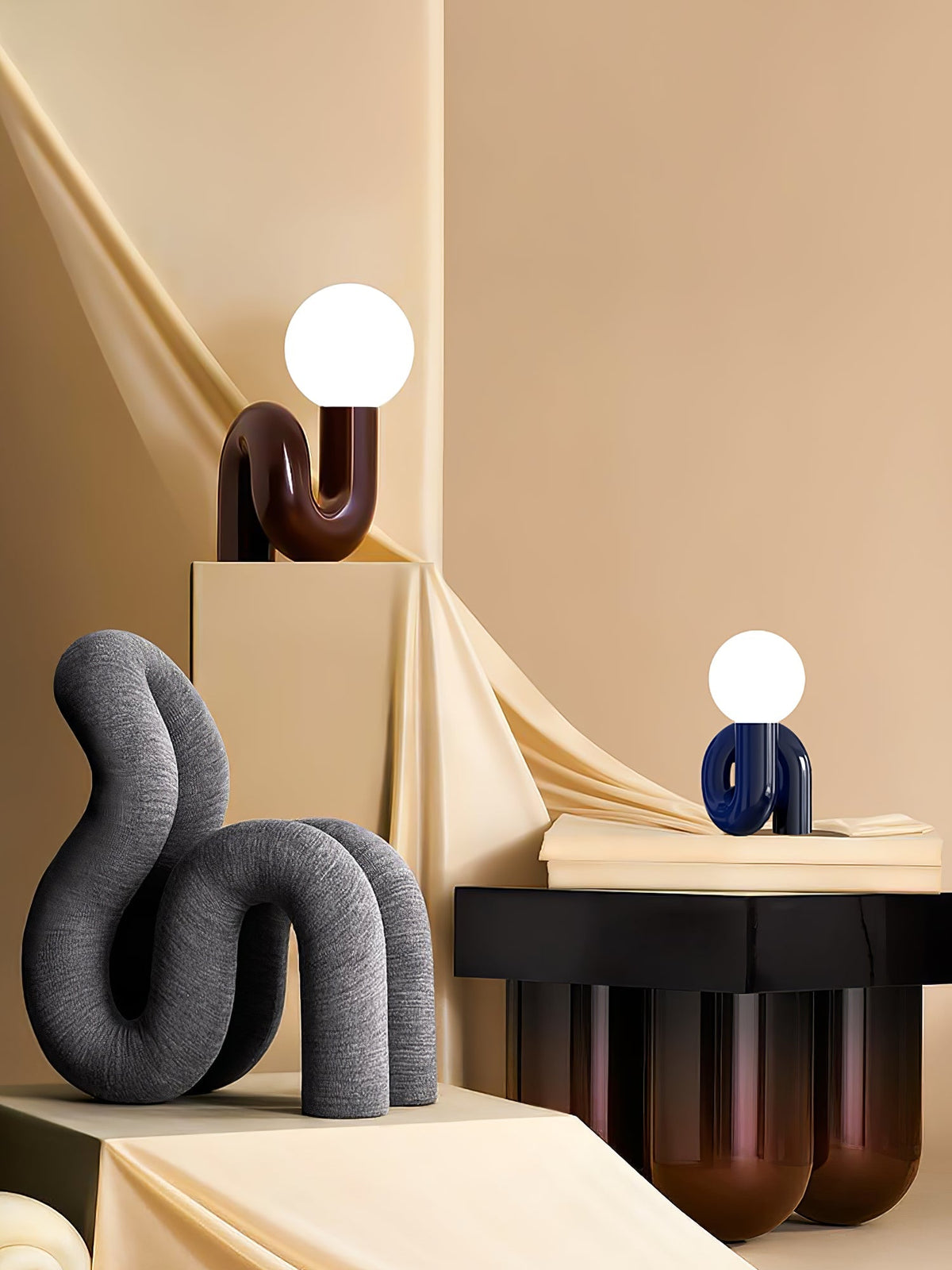 Soreeon lampa lekfull N-form helt vit