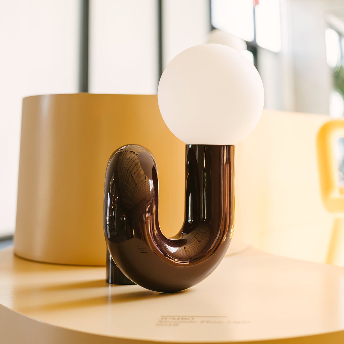 Soreeon lampa lekfull N-form helt vit