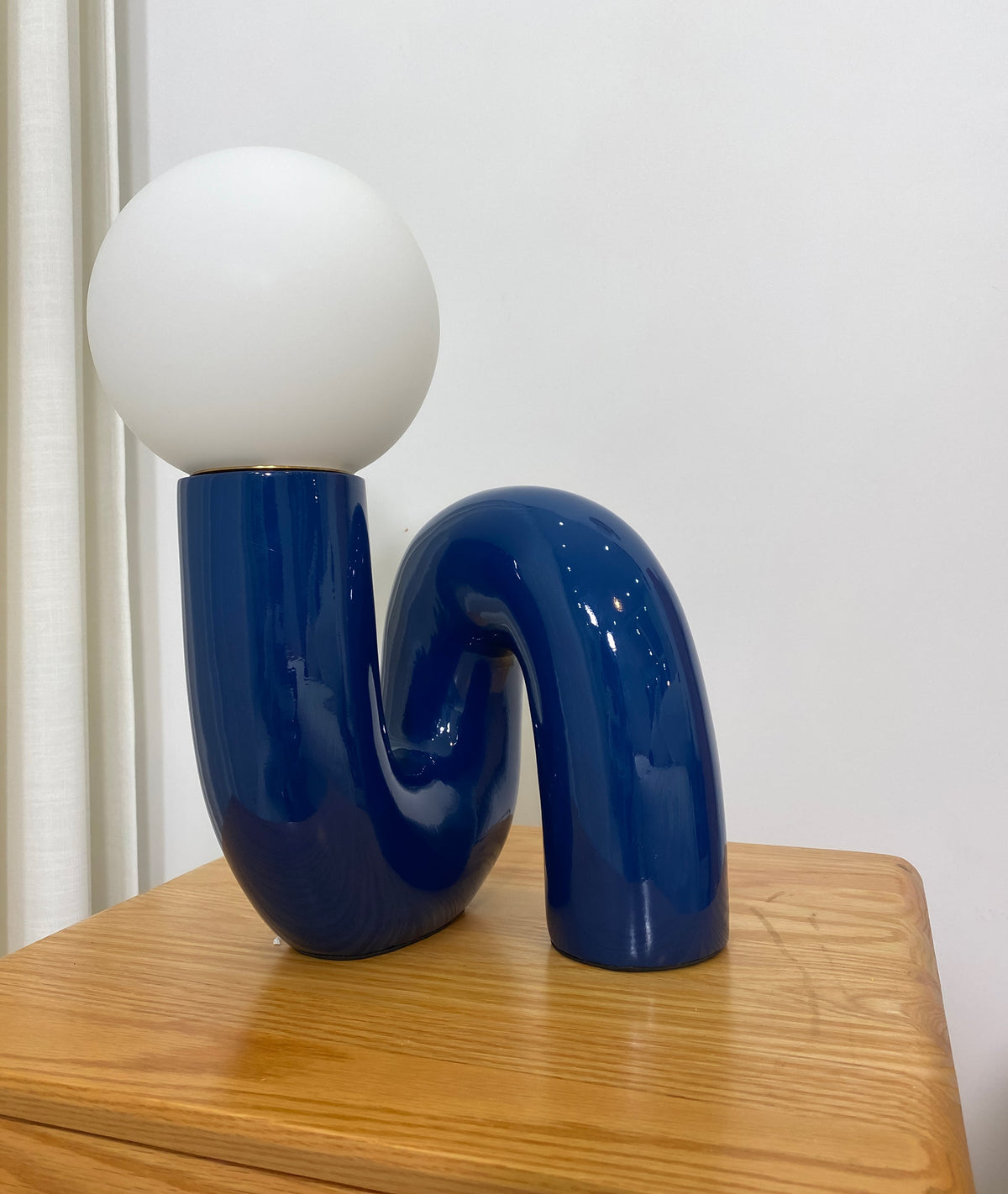 Soreeon lampa lekfull N-form helt vit