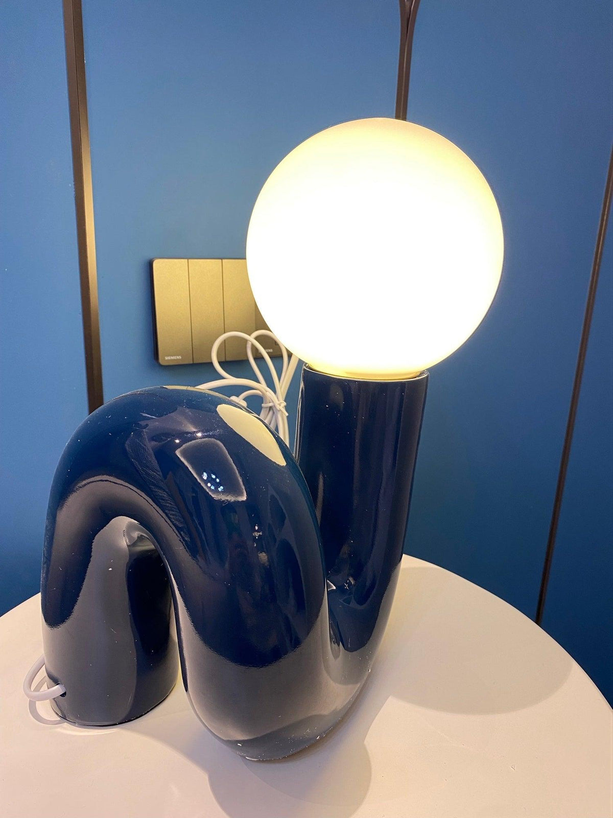Soreeon lampa lekfull N-form helt vit