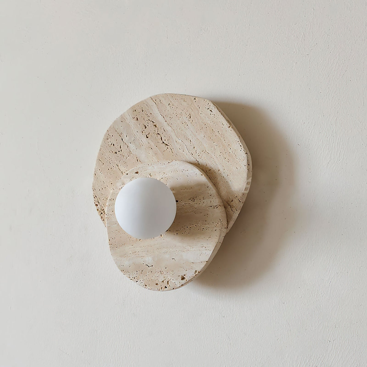 Tavinielle-væglampe i lagdelt travertin med wabi-sabi-æstetik