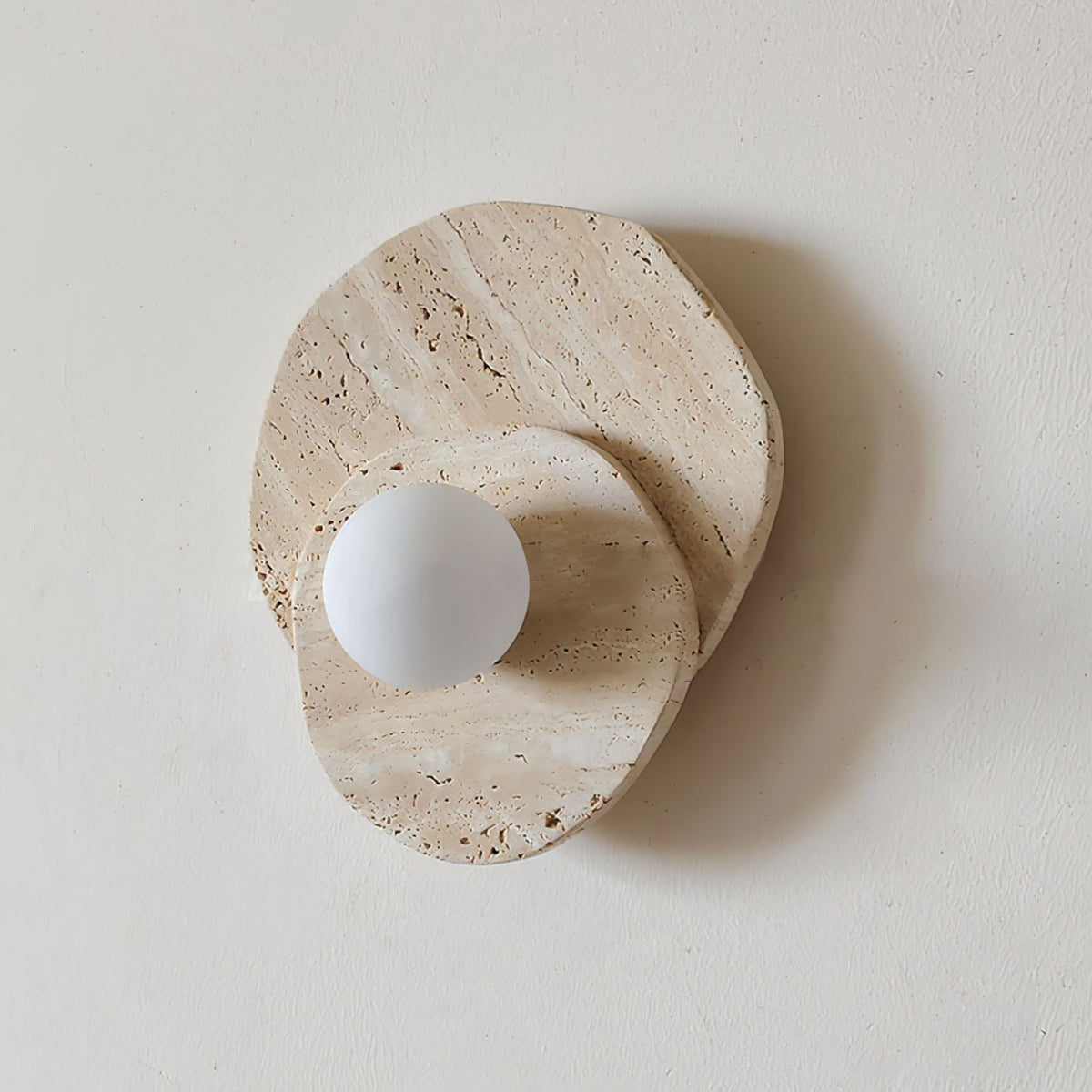 Tavinielle-væglampe i lagdelt travertin med wabi-sabi-æstetik