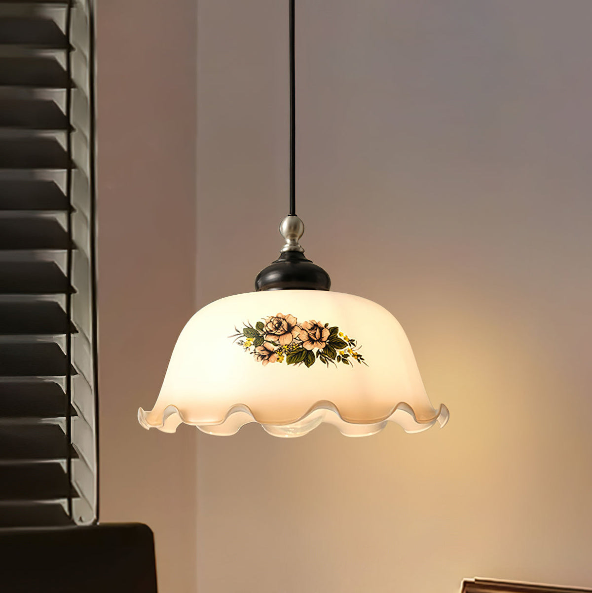 Belvia vintage-hangandi lampi úr blómamynstruðu gleri
