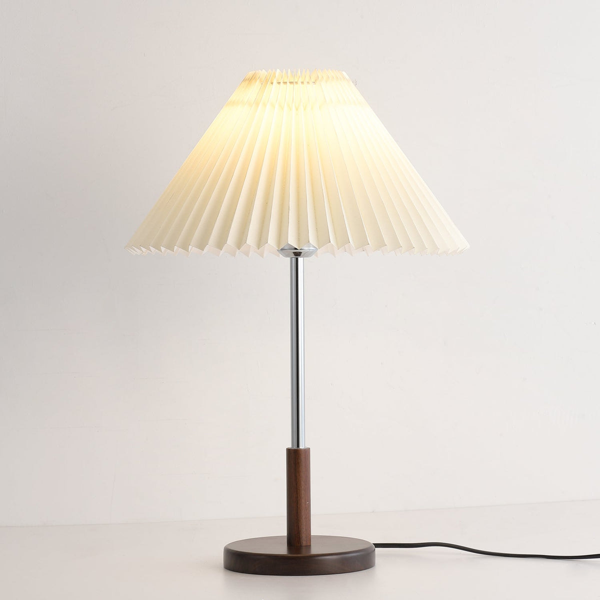 Syliriella moderne bordlampe i træ