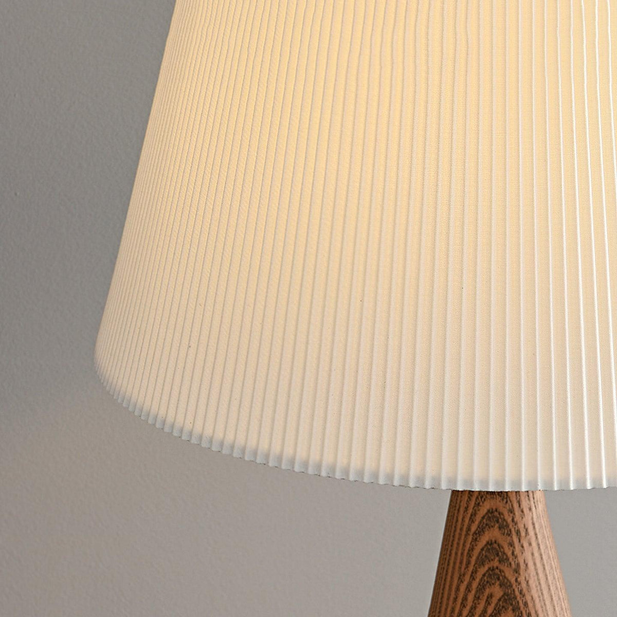 Soma bordlampe Nora i træ