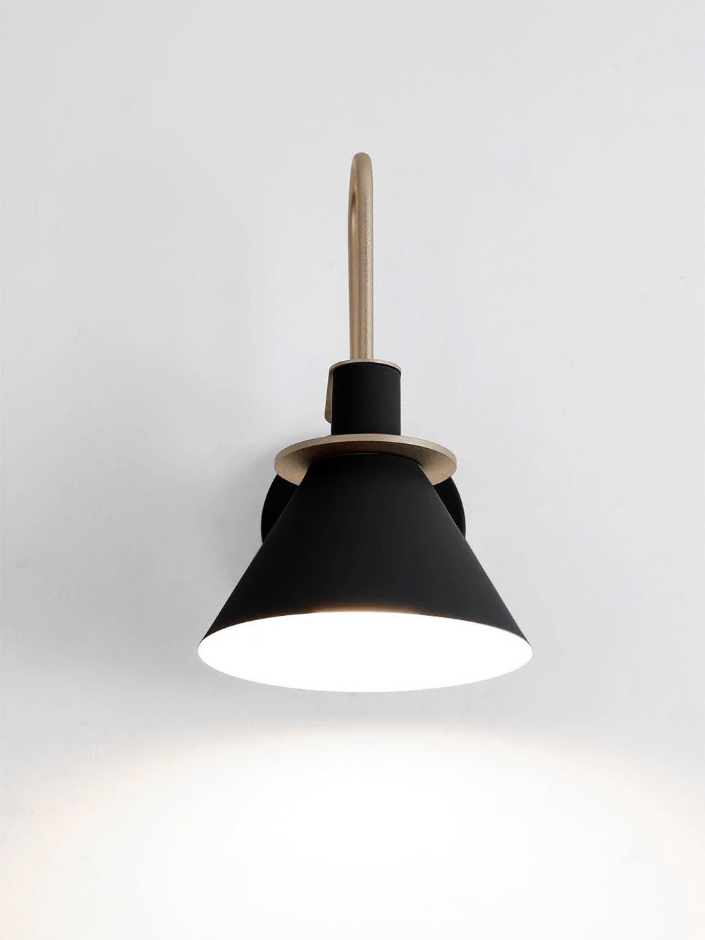 Solerine minimalistisk vägglampa i svart och guld