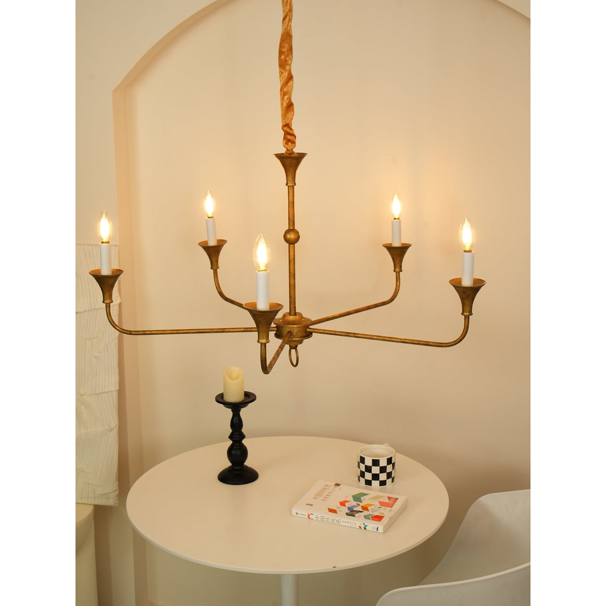 Lustre Livelo elegante com velas