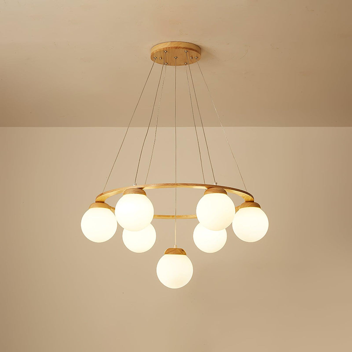 Candeeiro de lustre Aelion com aro de madeira e globos de vidro opalino