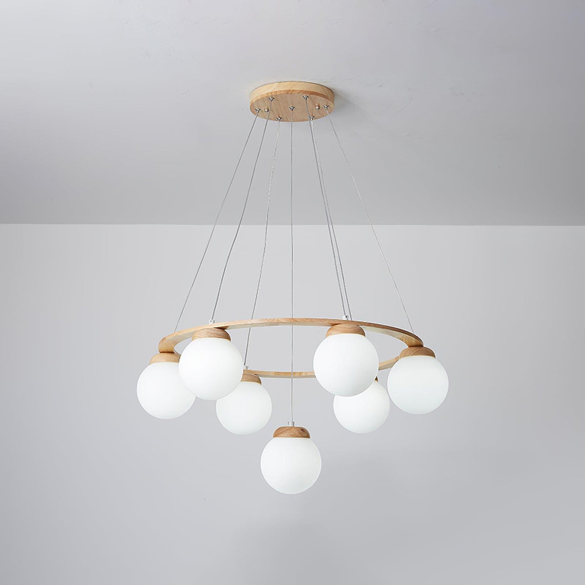 Candeeiro de lustre Aelion com aro de madeira e globos de vidro opalino