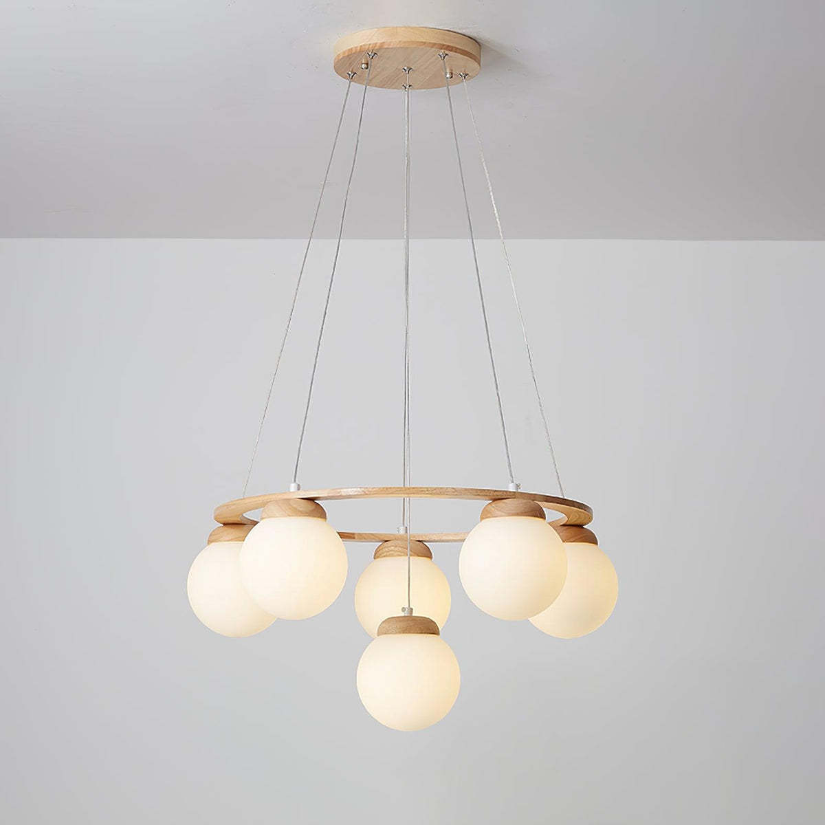 Candeeiro de lustre Aelion com aro de madeira e globos de vidro opalino