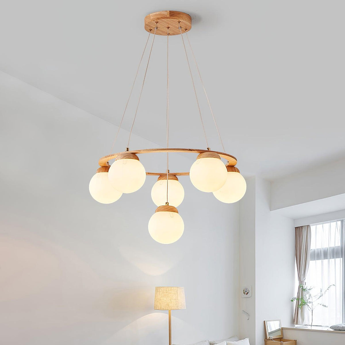 Candeeiro de lustre Aelion com aro de madeira e globos de vidro opalino