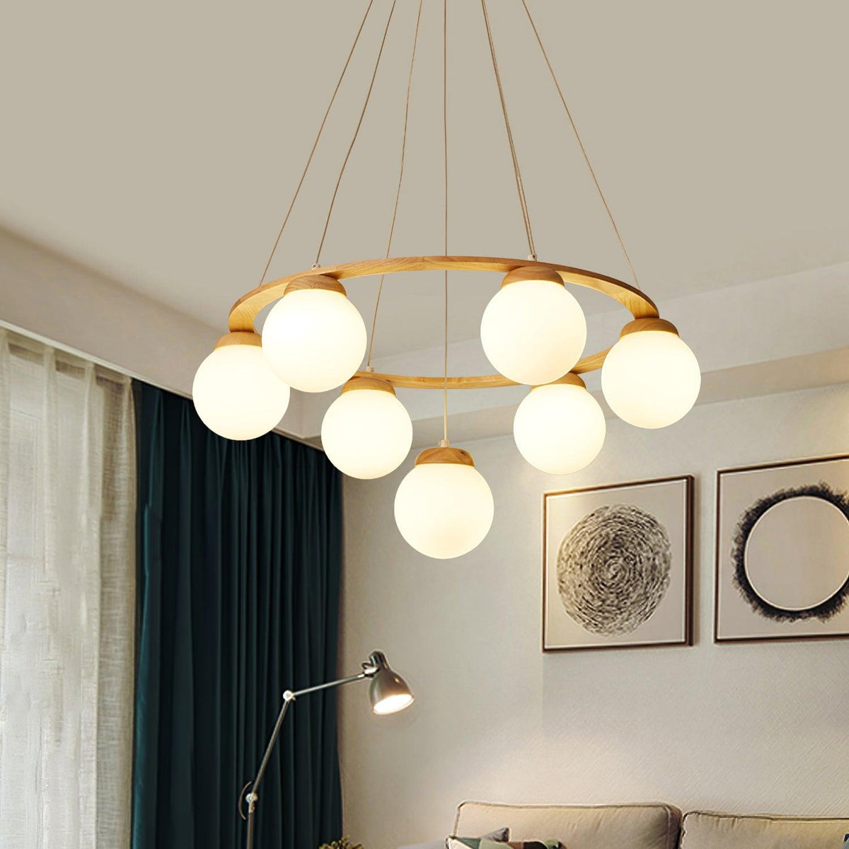 Candeeiro de lustre Aelion com aro de madeira e globos de vidro opalino