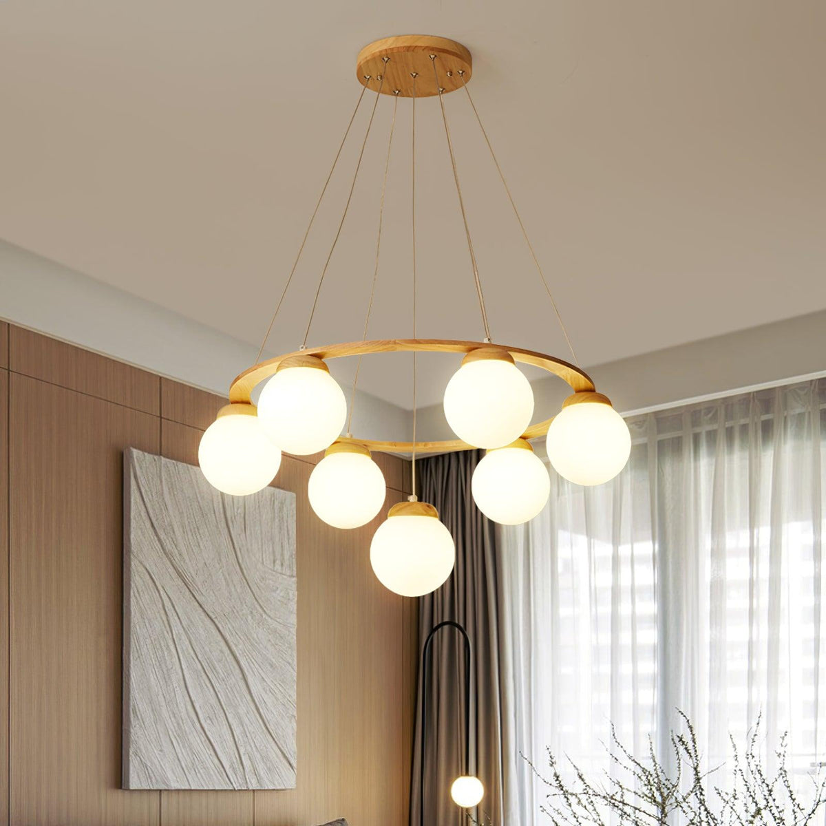 Candeeiro de lustre Aelion com aro de madeira e globos de vidro opalino