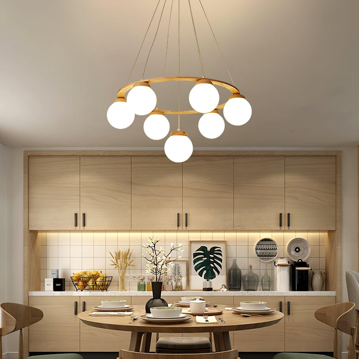 Candeeiro de lustre Aelion com aro de madeira e globos de vidro opalino
