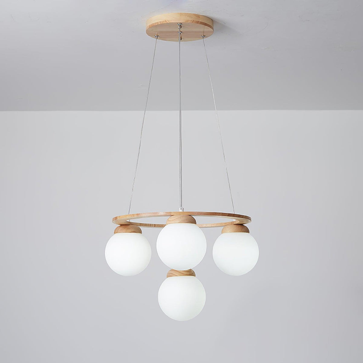 Candeeiro de lustre Aelion com aro de madeira e globos de vidro opalino