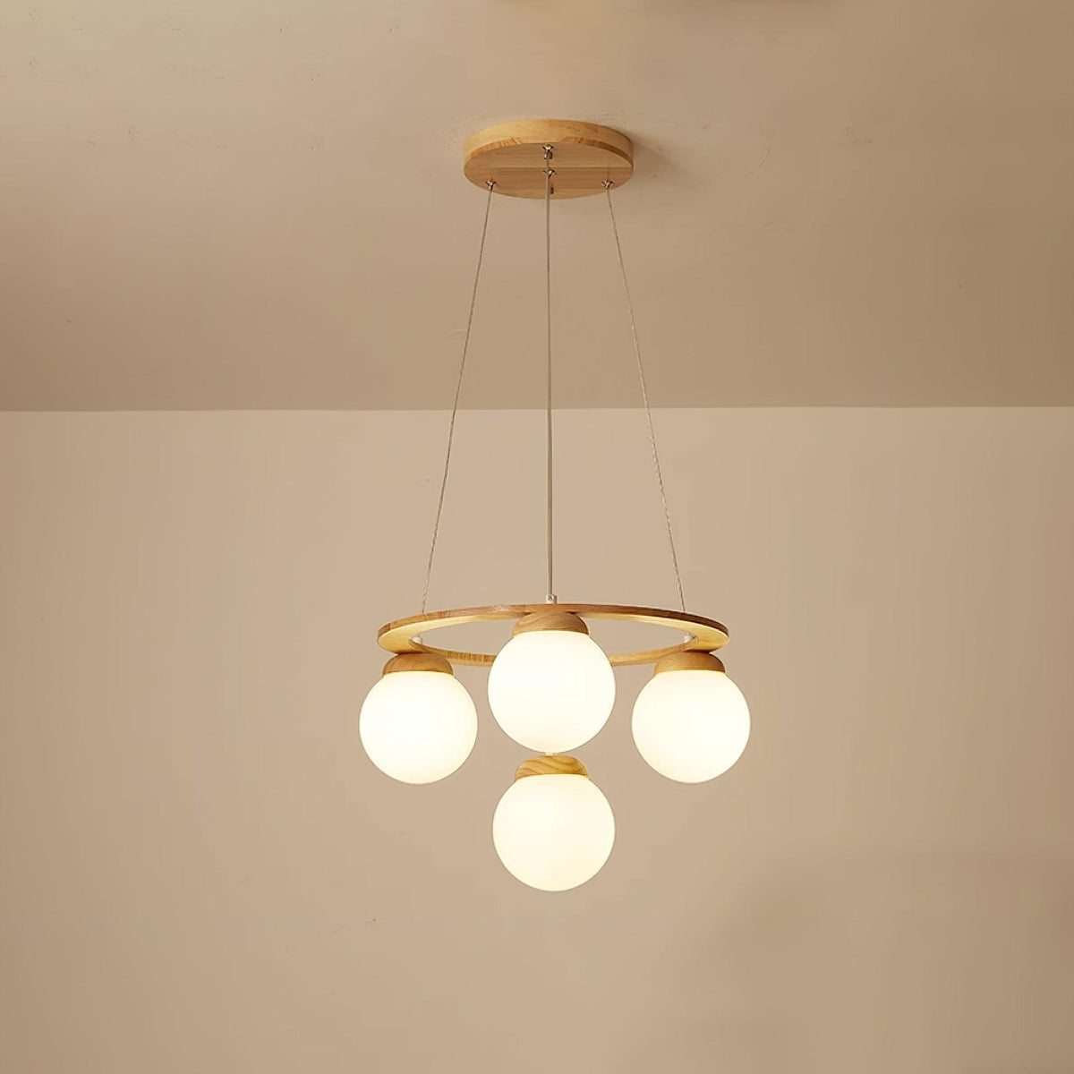 Candeeiro de lustre Aelion com aro de madeira e globos de vidro opalino