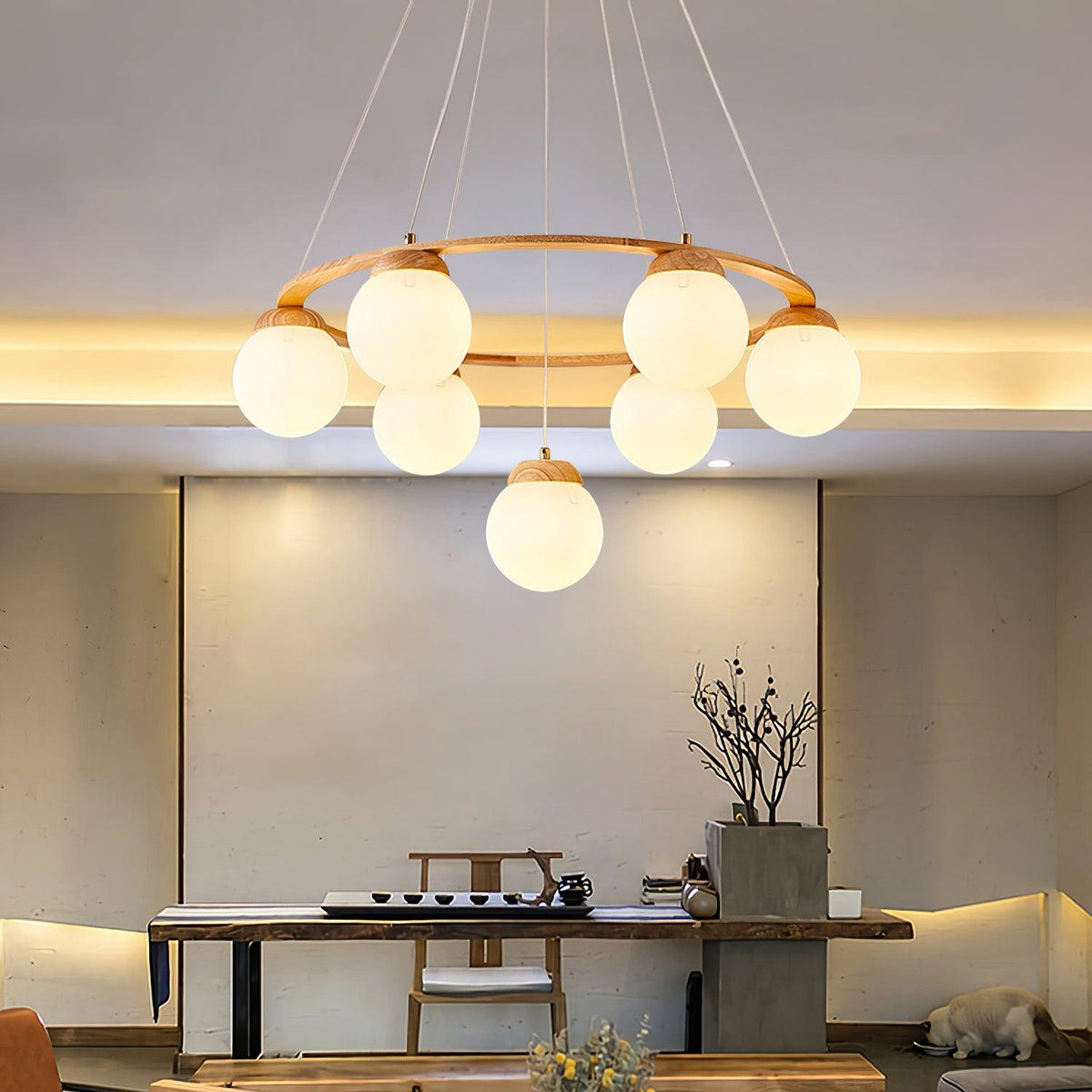 Candeeiro de lustre Aelion com aro de madeira e globos de vidro opalino