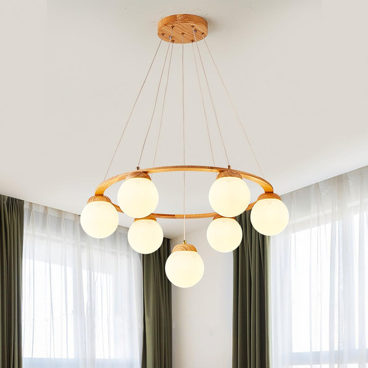 Candeeiro de lustre Aelion com aro de madeira e globos de vidro opalino