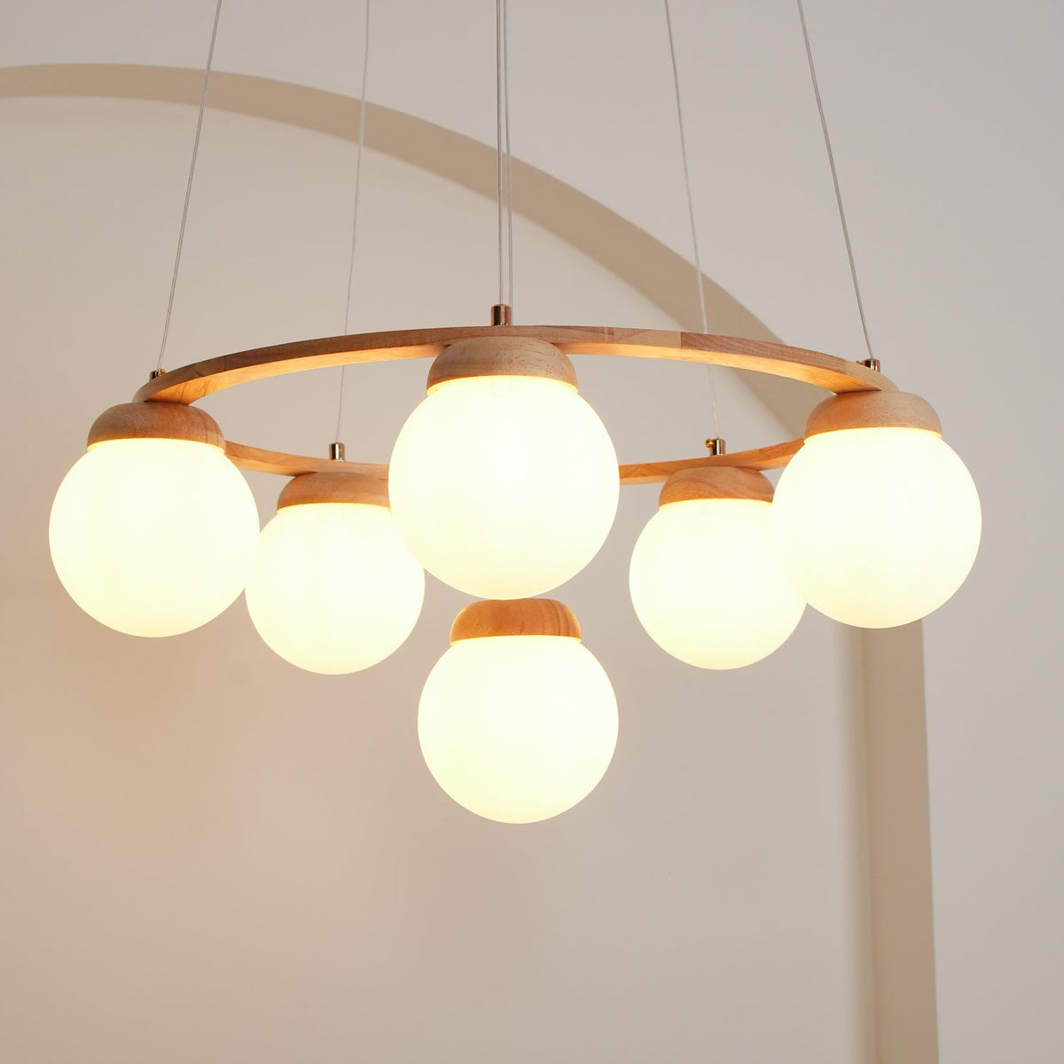 Candeeiro de lustre Aelion com aro de madeira e globos de vidro opalino