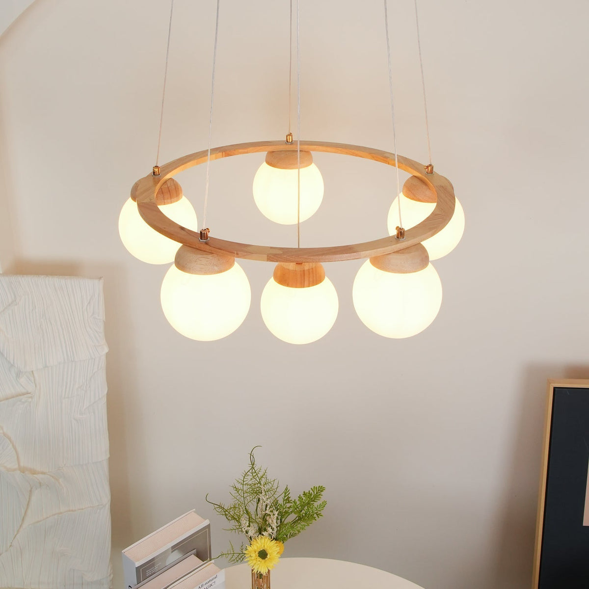 Candeeiro de lustre Aelion com aro de madeira e globos de vidro opalino