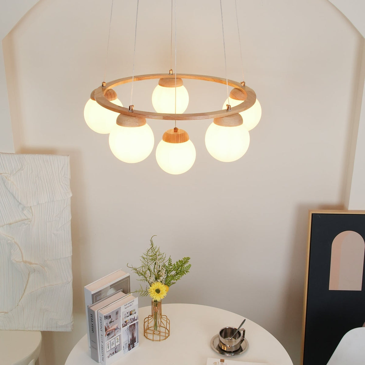 Candeeiro de lustre Aelion com aro de madeira e globos de vidro opalino
