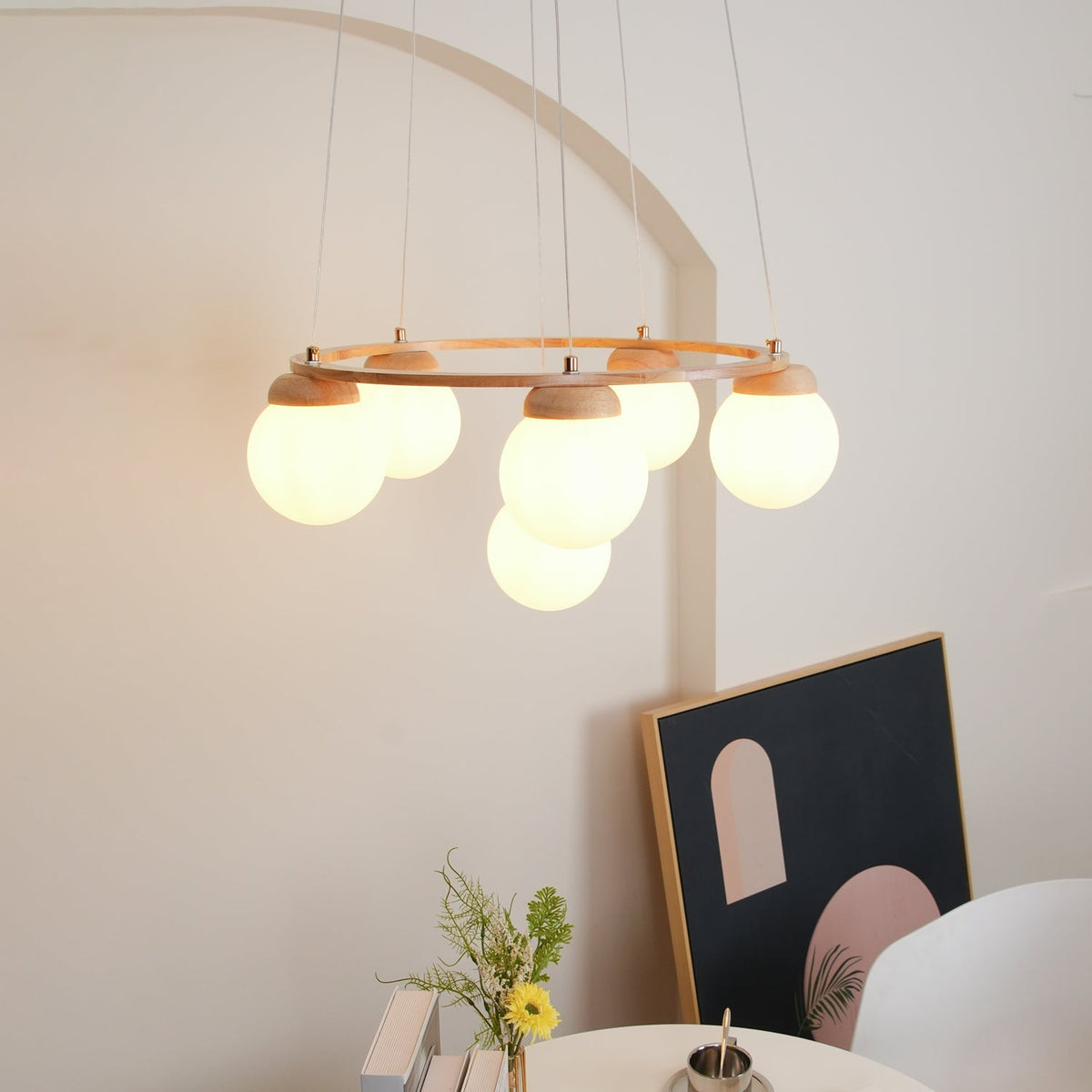 Candeeiro de lustre Aelion com aro de madeira e globos de vidro opalino