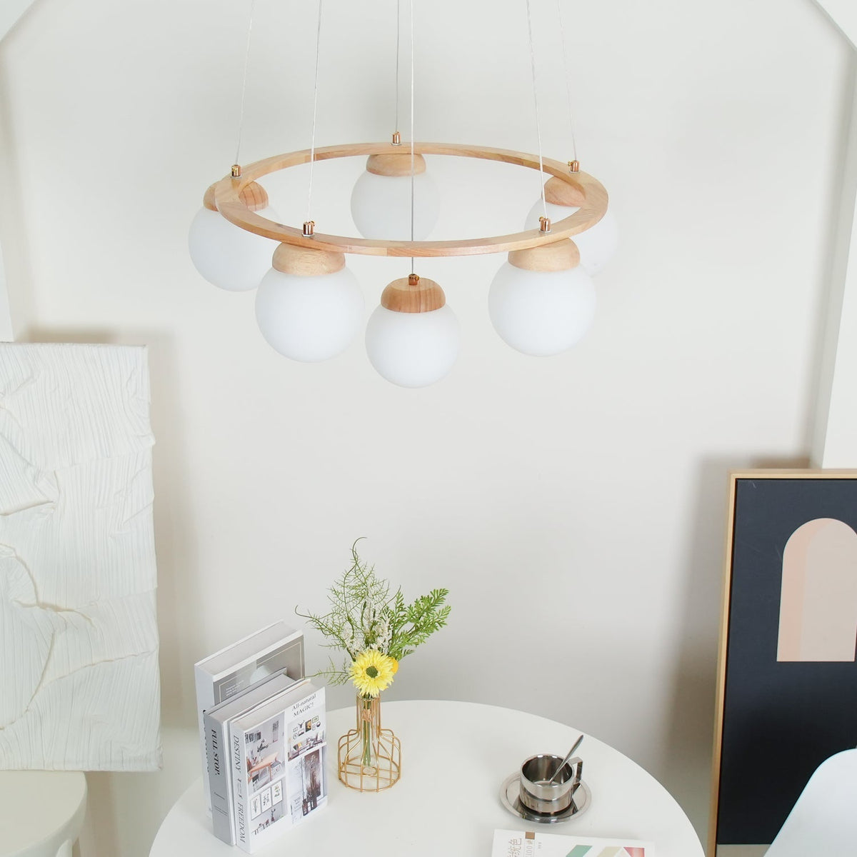 Candeeiro de lustre Aelion com aro de madeira e globos de vidro opalino