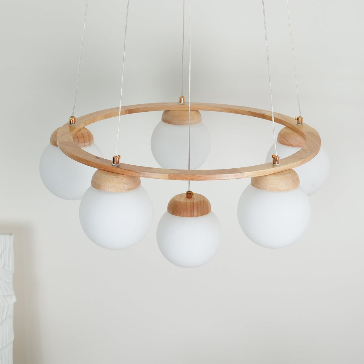 Candeeiro de lustre Aelion com aro de madeira e globos de vidro opalino