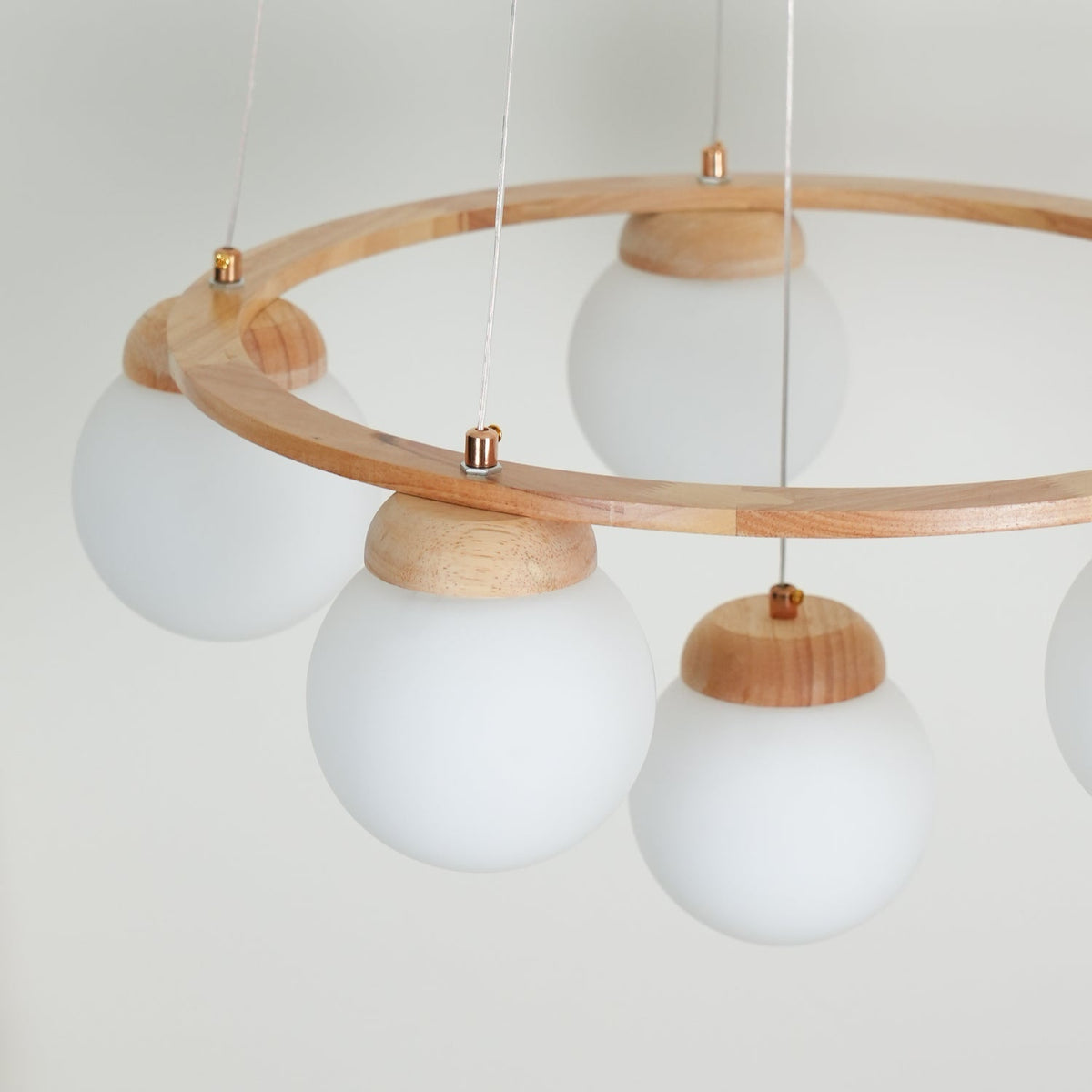 Candeeiro de lustre Aelion com aro de madeira e globos de vidro opalino