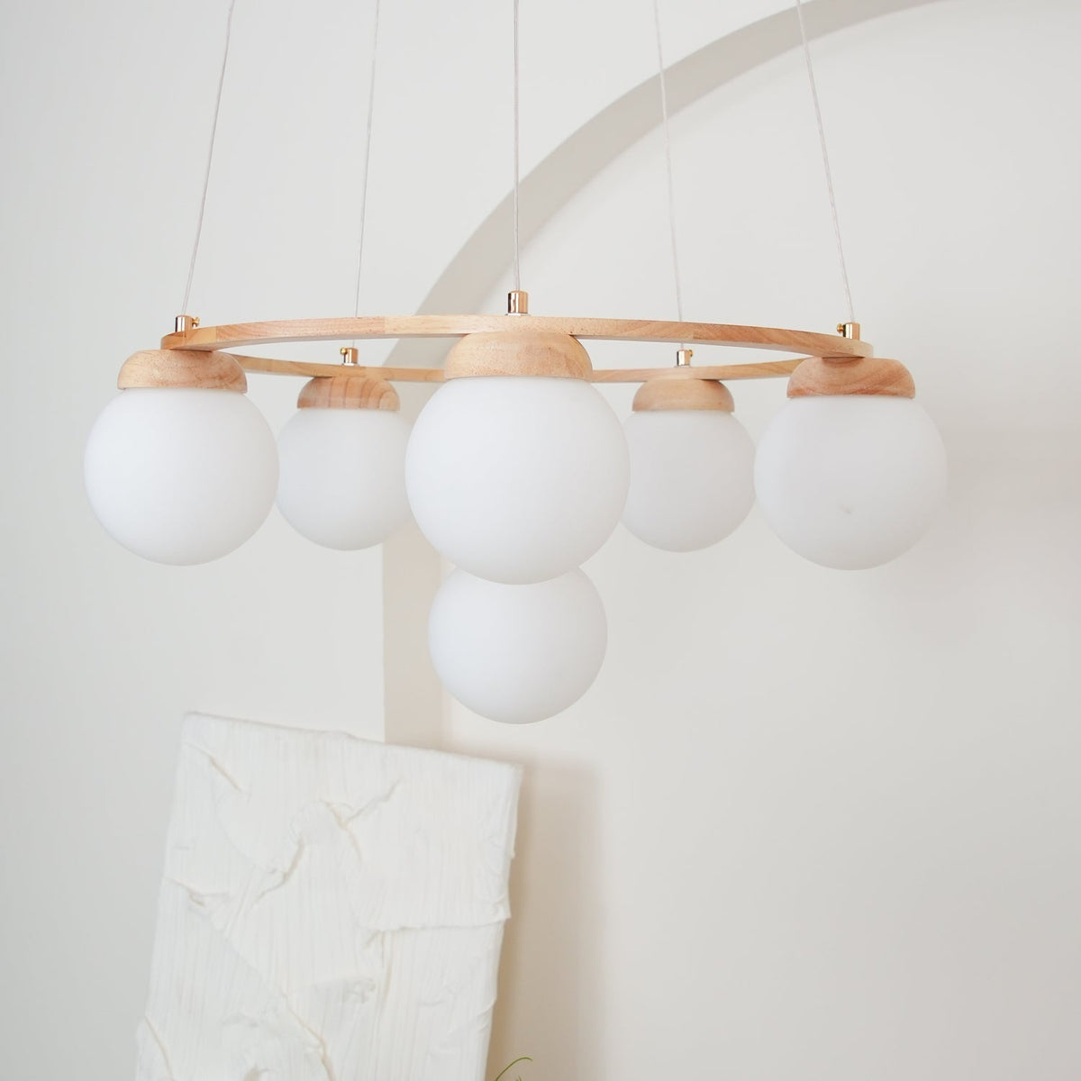 Candeeiro de lustre Aelion com aro de madeira e globos de vidro opalino