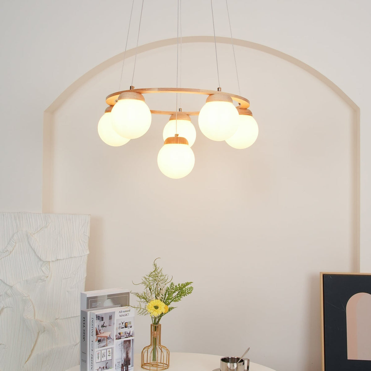 Candeeiro de lustre Aelion com aro de madeira e globos de vidro opalino
