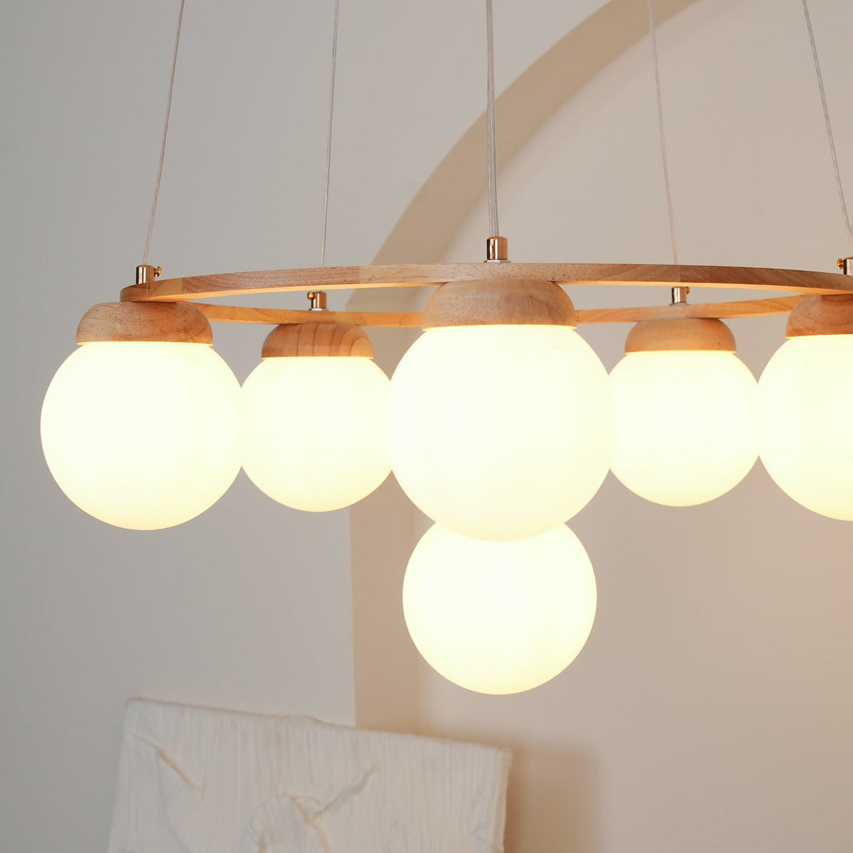 Candeeiro de lustre Aelion com aro de madeira e globos de vidro opalino