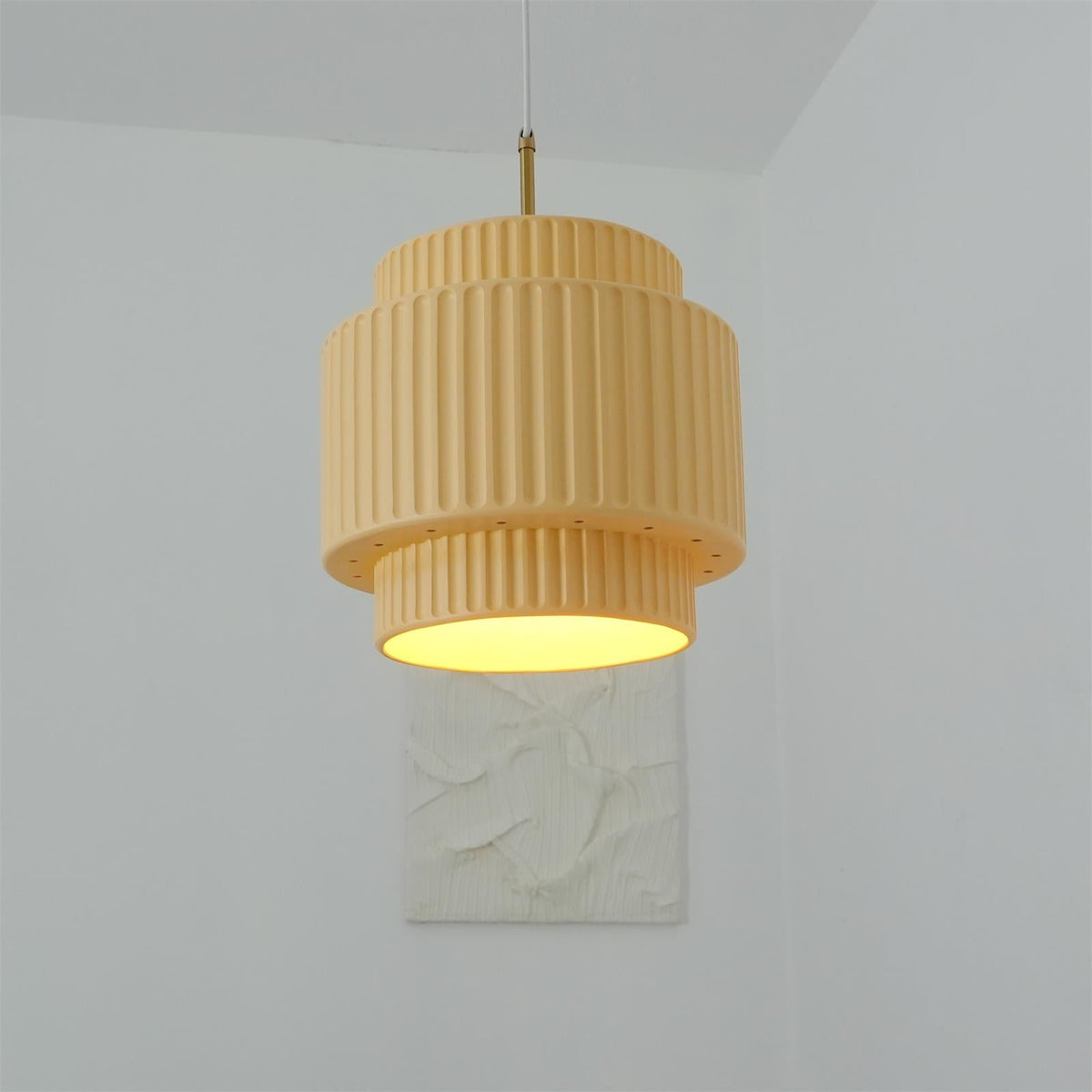 Terioriella pendel-lampe med ribbet skærm