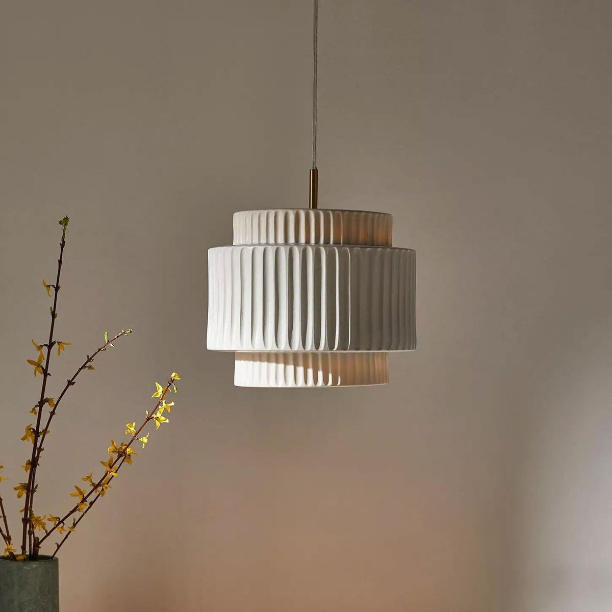 Terioriella pendel-lampe med ribbet skærm