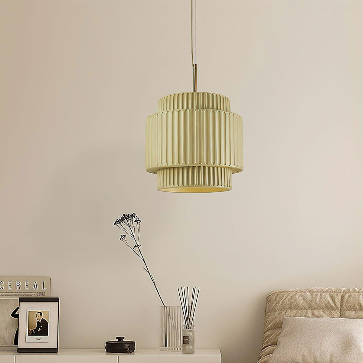 Terioriella pendel-lampe med ribbet skærm