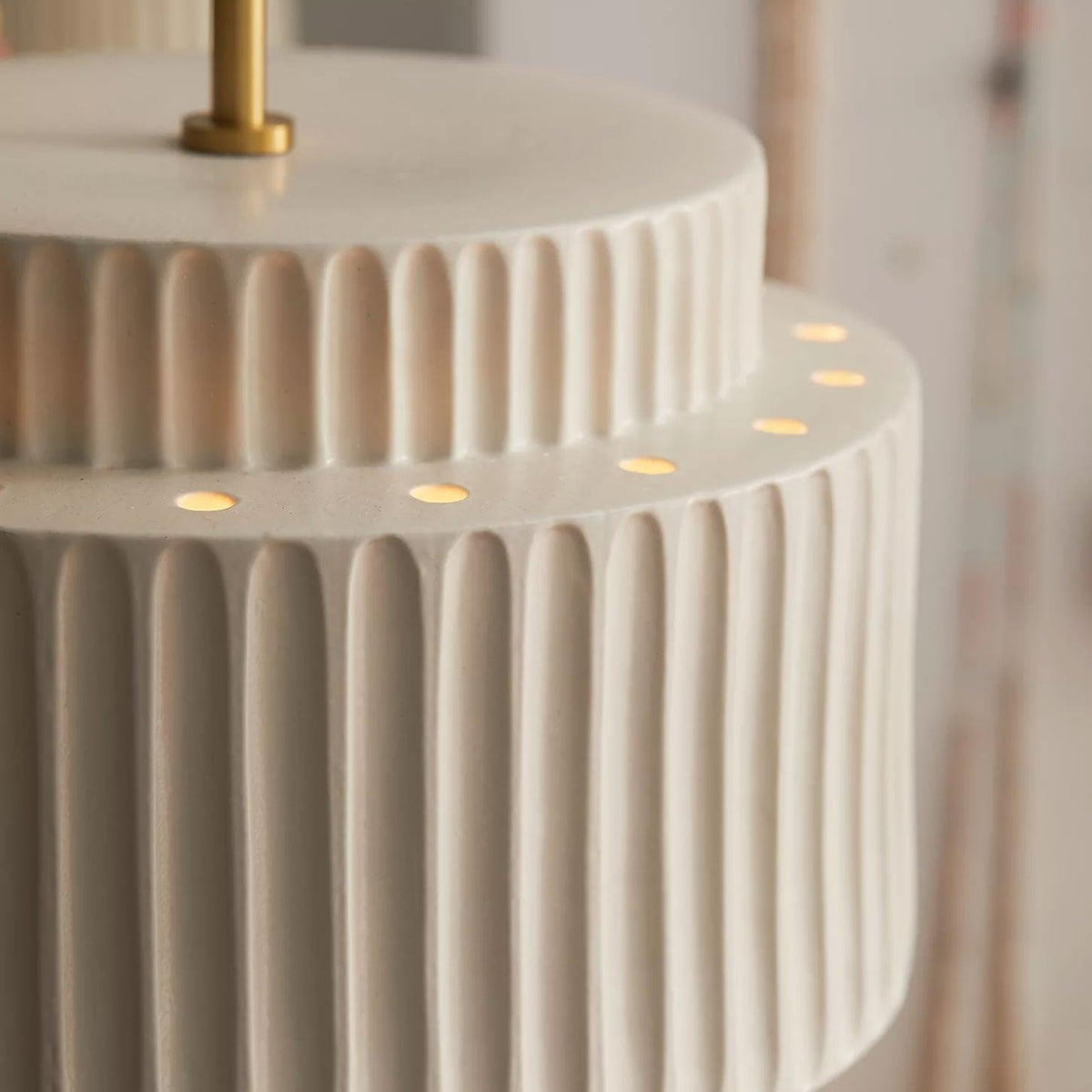 Terioriella pendel-lampe med ribbet skærm