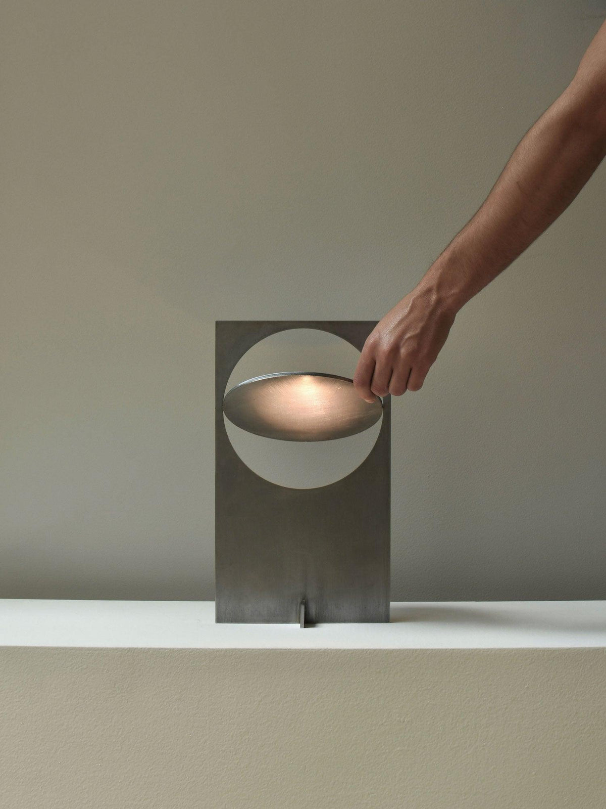 Sixor futuristisk stålbordlampe