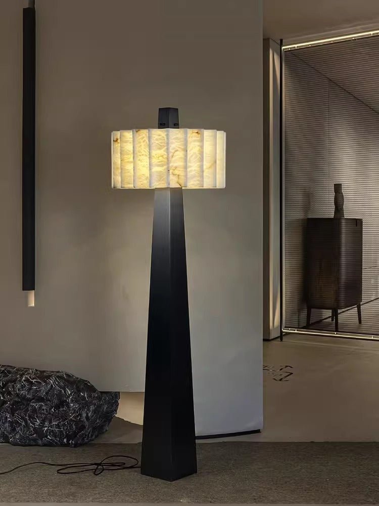 Wolve golvlampa i alabaster med obelisk