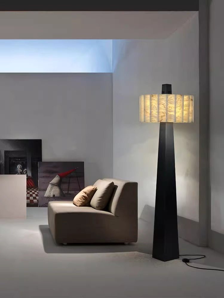 Wolve golvlampa i alabaster med obelisk