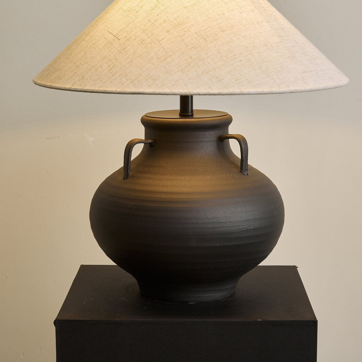 Clay rustik kegleformet krukke-bordlampe