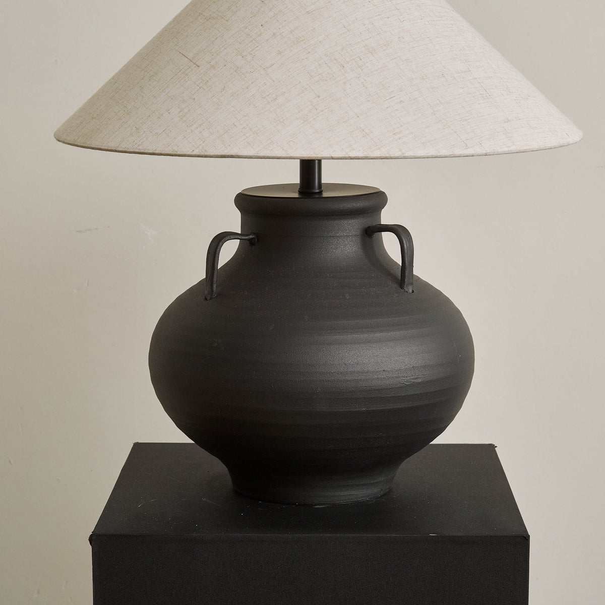 Clay rustik kegleformet krukke-bordlampe