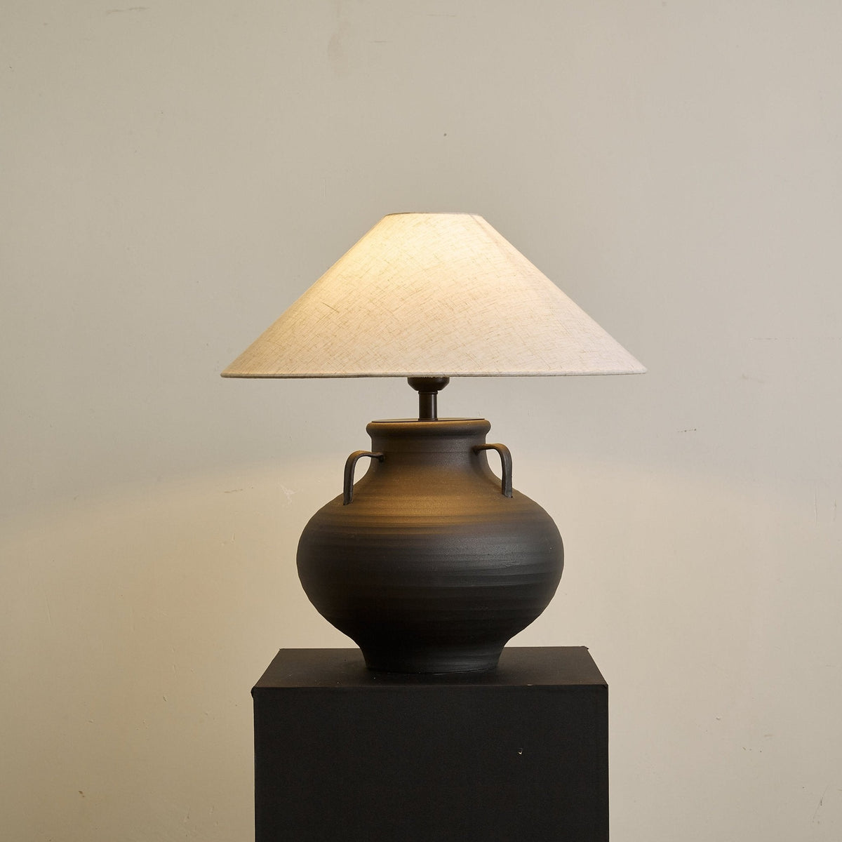 Clay rustik kegleformet krukke-bordlampe