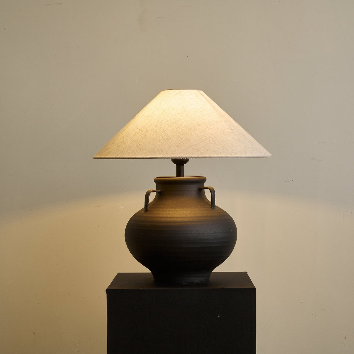 Clay rustik kegleformet krukke-bordlampe